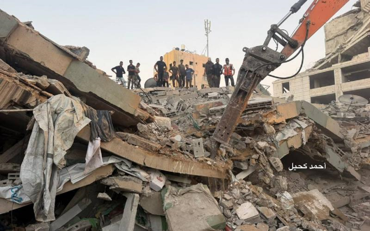 فاجعة..... 11 وفاة بينهم 5 أطفال ومئات والمفقودين جراء انهيار بناية مأهولة بالنازحين بمدينة غزة